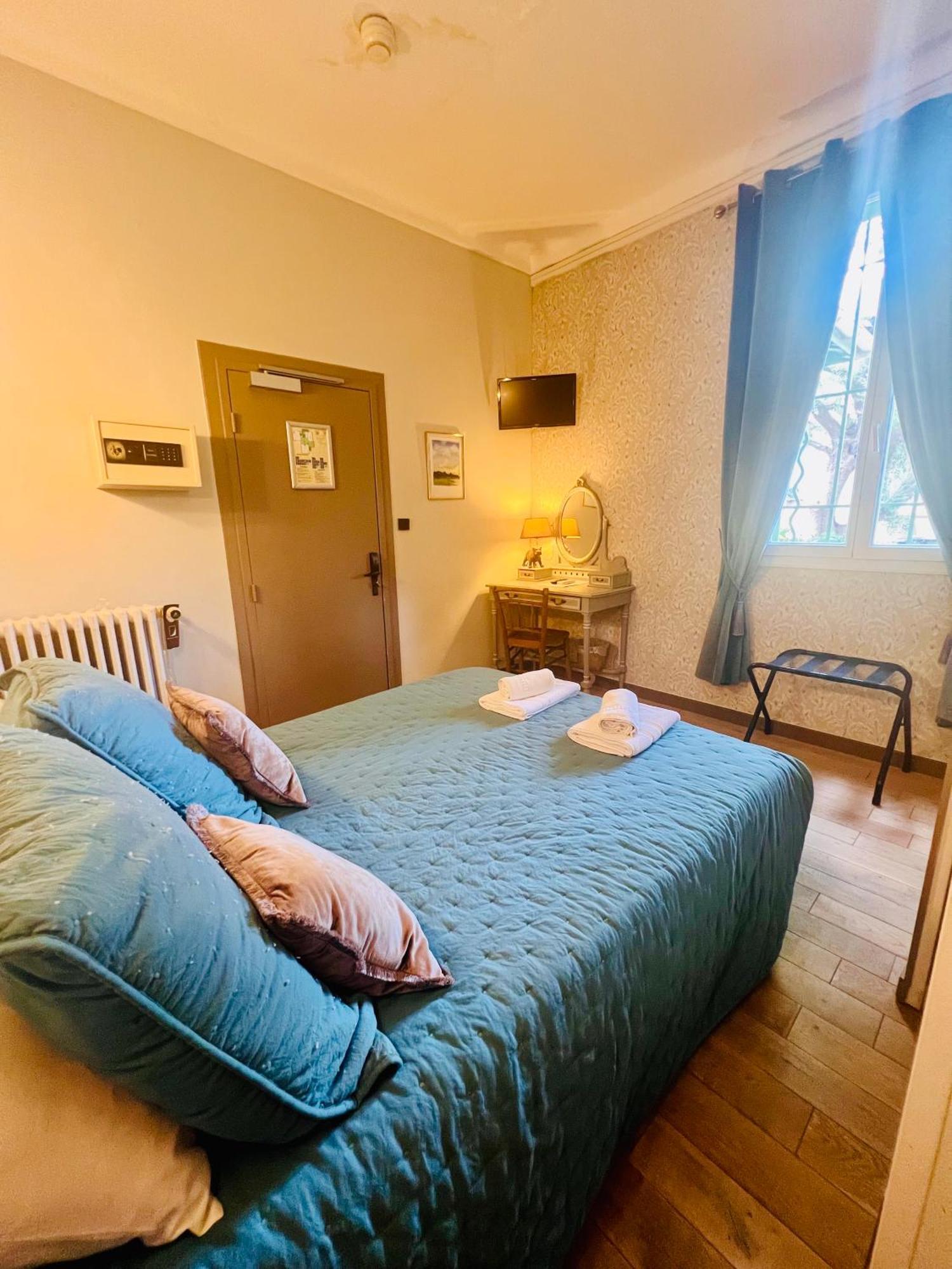 Hotel Le Ponteil Antibes Bagian luar foto