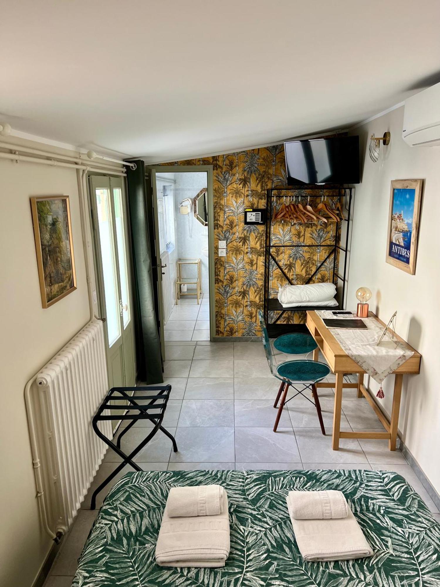 Hotel Le Ponteil Antibes Bagian luar foto