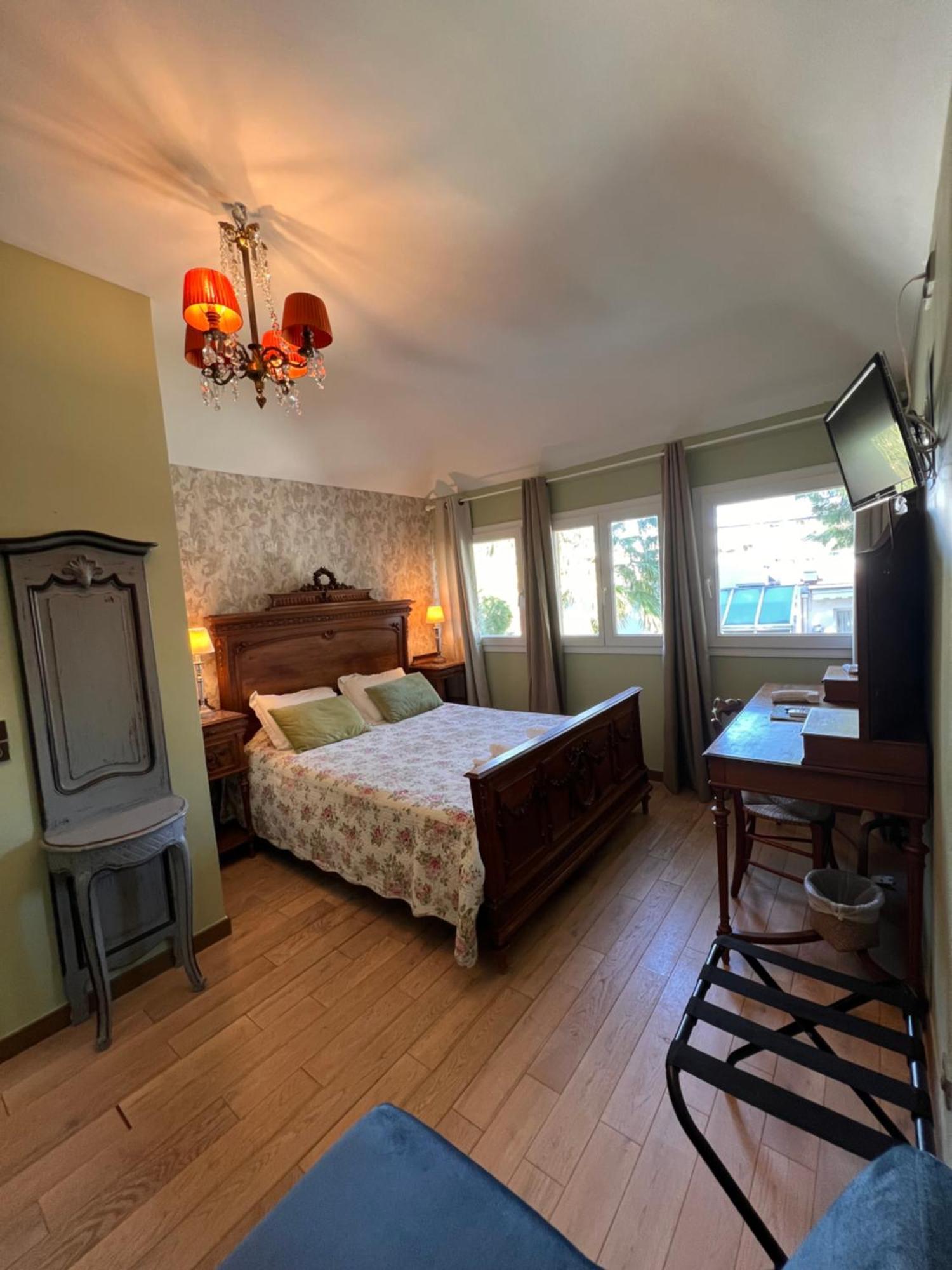 Hotel Le Ponteil Antibes Bagian luar foto